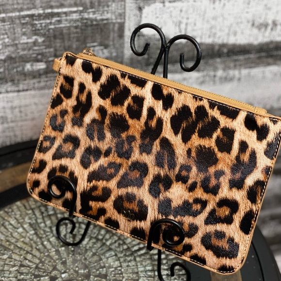Stylish Leopard Print Wristlet in Vegan Leather - Perfect for On-the-Go Storage - Picture 3 of 12